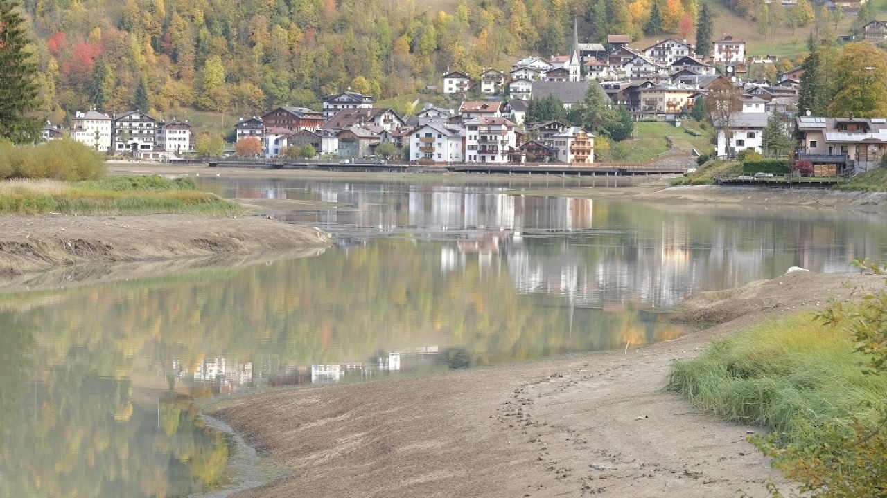 Alleghe, lago più basso di due metri: partiti i lavori per la rimozione dei sedimenti