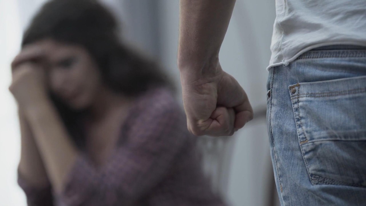 Maltrattamenti e pedinamenti nei confronti dell'ex moglie: espulso dall'Italia