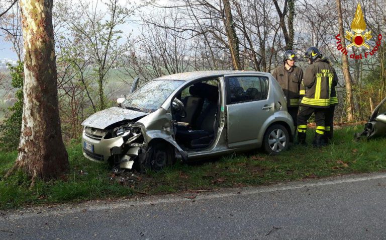 Incidente a Quero, auto fuori strada finisce contro un albero