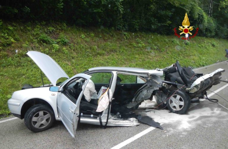 Scontro sull' “Agordina”, auto tranciata a metà
