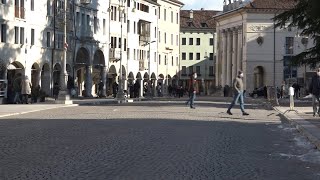 Coronavirus, sanità impegnata a gestire il picco. Zaia: “Servono regole diverse”