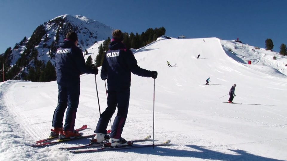 Tre turisti ubriachi aggrediscono i poliziotti del soccorso piste