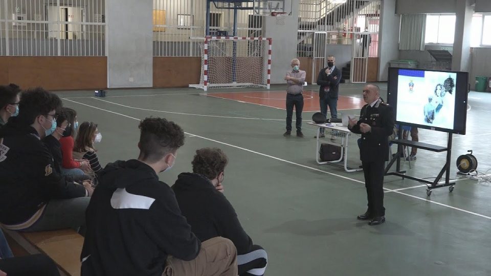 Carabinieri in classe per sensibilizzare gli studenti contro la violenza di genere
