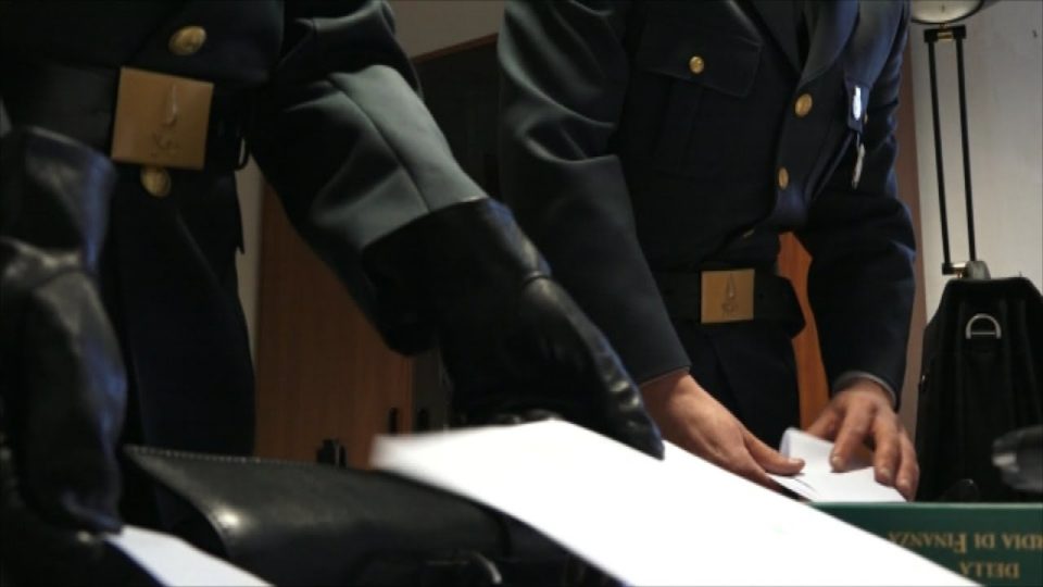 Imprenditore si appropria di 100 mila euro di indennizzo assicurativo al posto dell’anziano parente