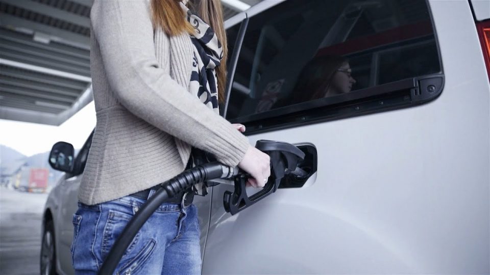 Caro benzina, la Guardia di Finanza scopre 12 casi di irregolarità