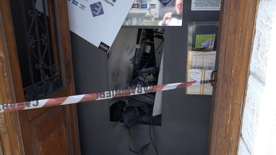 Seren Del Grappa: fanno saltare il bancomat e fuggono con 20mila euro
