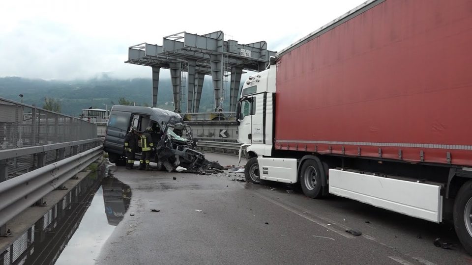 Furgone finisce contro tir, grave un trentenne di Pieve di Cadore. Traffico bloccato per ore