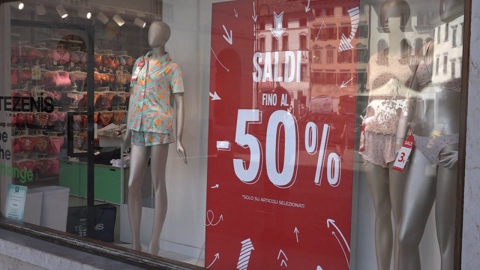 Saldi estivi, nel capoluogo è corsa agli acquisti a prezzo stracciato