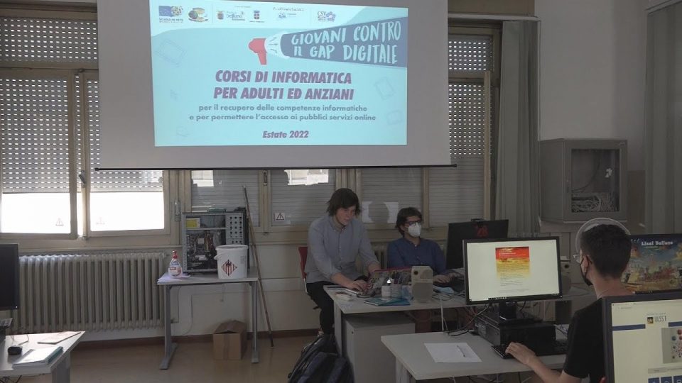 Giovani e volontariato: l’aiuto agli anziani per apprendere l'”Abc” dell’informatica