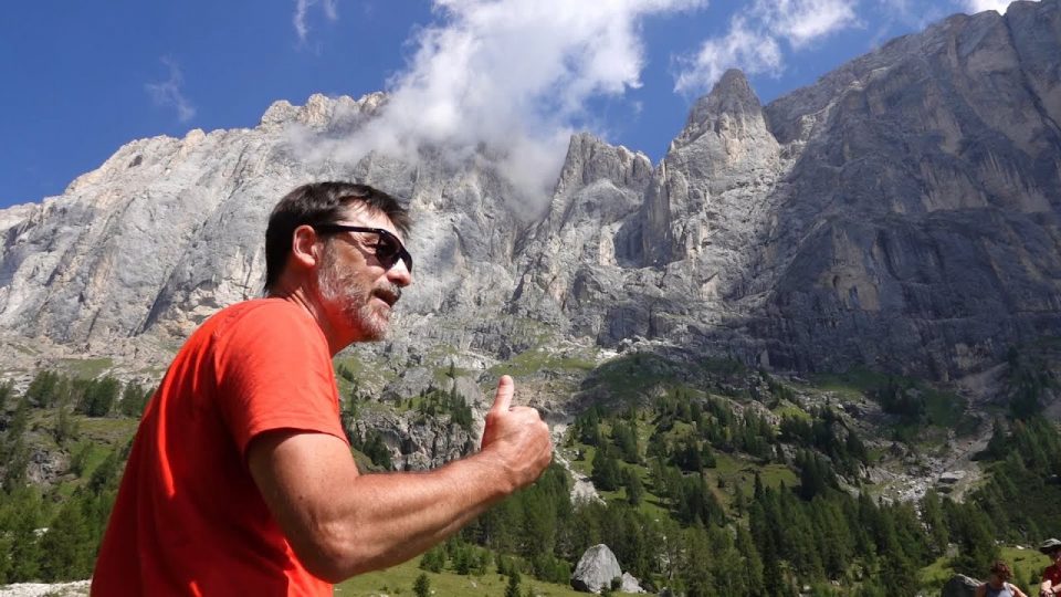 Lo scrittore Righetto a cospetto della Marmolada per riflettere sul rapporto uomo-montagna