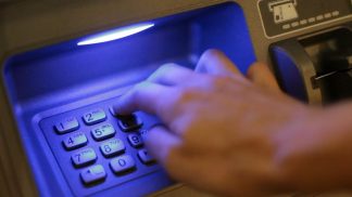 Raggira un anziano derubandolo del bancomat, 51enne di Monza finisce agli arresti domiciliari