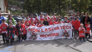 Palaghiaccio di Alleghe: la protesta pacifica di famiglie, società e amministratori