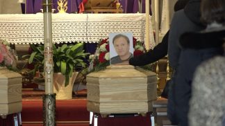 L’ultimo saluto ad Antonietta e Aurelio, protagonisti dell’omicidio-suicidio di Pellegai