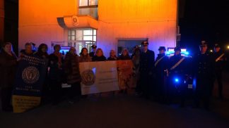 La caserma dei Carabinieri si tinge di arancione per dire no alla violenza contro le donne