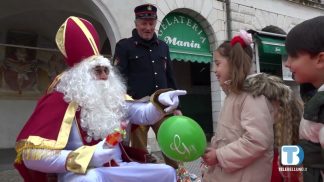 San Nicolò: la consegna dei doni in Piazza dei Martiri
