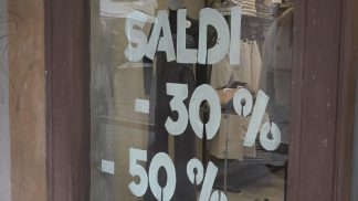 Partita la corsa ai saldi invernali