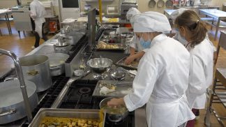 Partendo dalle tradizioni culinarie locali gli studenti promuovono la sostenibilità alimentare