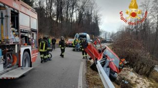 Perde il controllo del veicolo e finisce contro il guardrail, anziano portato in ospedale