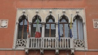 Il consiglio comunale di Belluno potrebbe discutere di una targa cinquecentesca “scomoda”