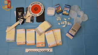 Sotto il divano, cocaina e 35 mila euro in contanti: arrestato