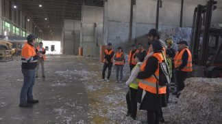 Alla cartiera RDM di Santa Giustina i cittadini imparano il mondo del riciclo di carta e cartone