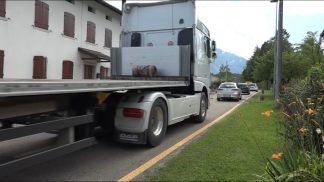 Iniziati i lavori al cavalcavia ferroviario di Pont: traffico tra le case lungo la deviazione