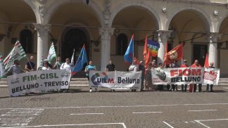 Sciopero dei metalmeccanici con presidio davanti alla Prefettura per rimettere il lavoro al centro