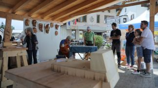 A Canale d’Agordo il simposio di scultura di maschere su legno