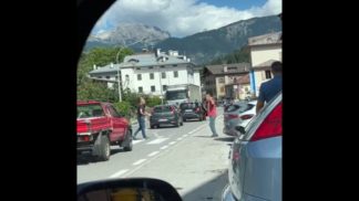 Attimi di panico a Valle di Cadore, uomo armato di accetta e machete minaccia i passanti