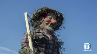 Gli spaventapasseri di sette artisti veneti affascinano 200 bambini