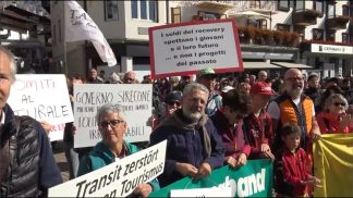 In centinaia in centro a Cortina per dire “no” alla nuova pista di bob