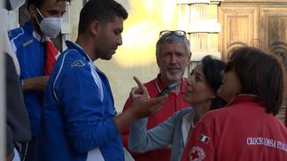 L’arrivo di 9 migranti a Belluno: la sosta davanti alla Prefettura