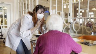 Cadore, gli studenti della Scuola di Ottica impegnati in attività di screening visivo agli anziani