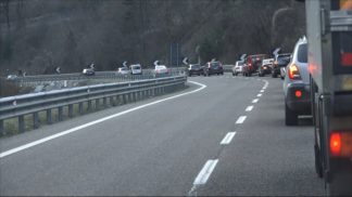 Sindaci contro i “furbetti delle code”: «Chiudere gli accessi secondari»