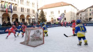 Piccoli hockeisti all’ombra del Duomo
