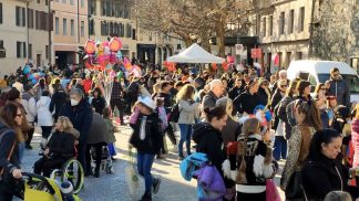 Mascherine, spettacoli e giocoleria: il martedì grasso colora il centro di Feltre