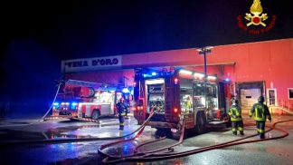 Incendio nella notte all’ex stabilimento Vena d’Oro: distrutto capannone da 2 mila metri quadri