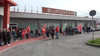 Belluno: lo sciopero dei dipendenti delle aziende della distribuzione moderna organizzata
