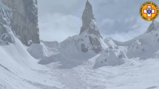 La valanga coinvolge un gruppo di scialpinisti: tragedia sfiorata ai Cadini di Misurina