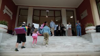 Primo giorno di scuola per ragazzi e ragazze della provincia