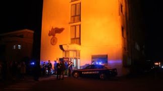 La caserma dei carabinieri si tinge di arancione contro la violenza