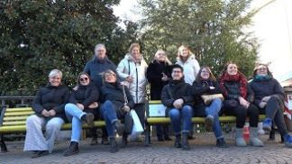 Una panchina gialla simbolo dell’endometriosi