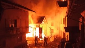 Grande incendio a Frassenè Agordino: 4 gli edifici interessati