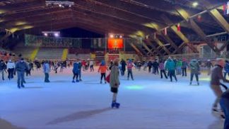 Sport e divertimento sul ghiaccio al PalaFeltre, grande afflusso nel periodo natalizio